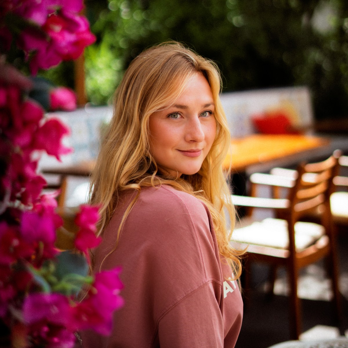 Luz de terraza y flores de&nbsp;mediodía
