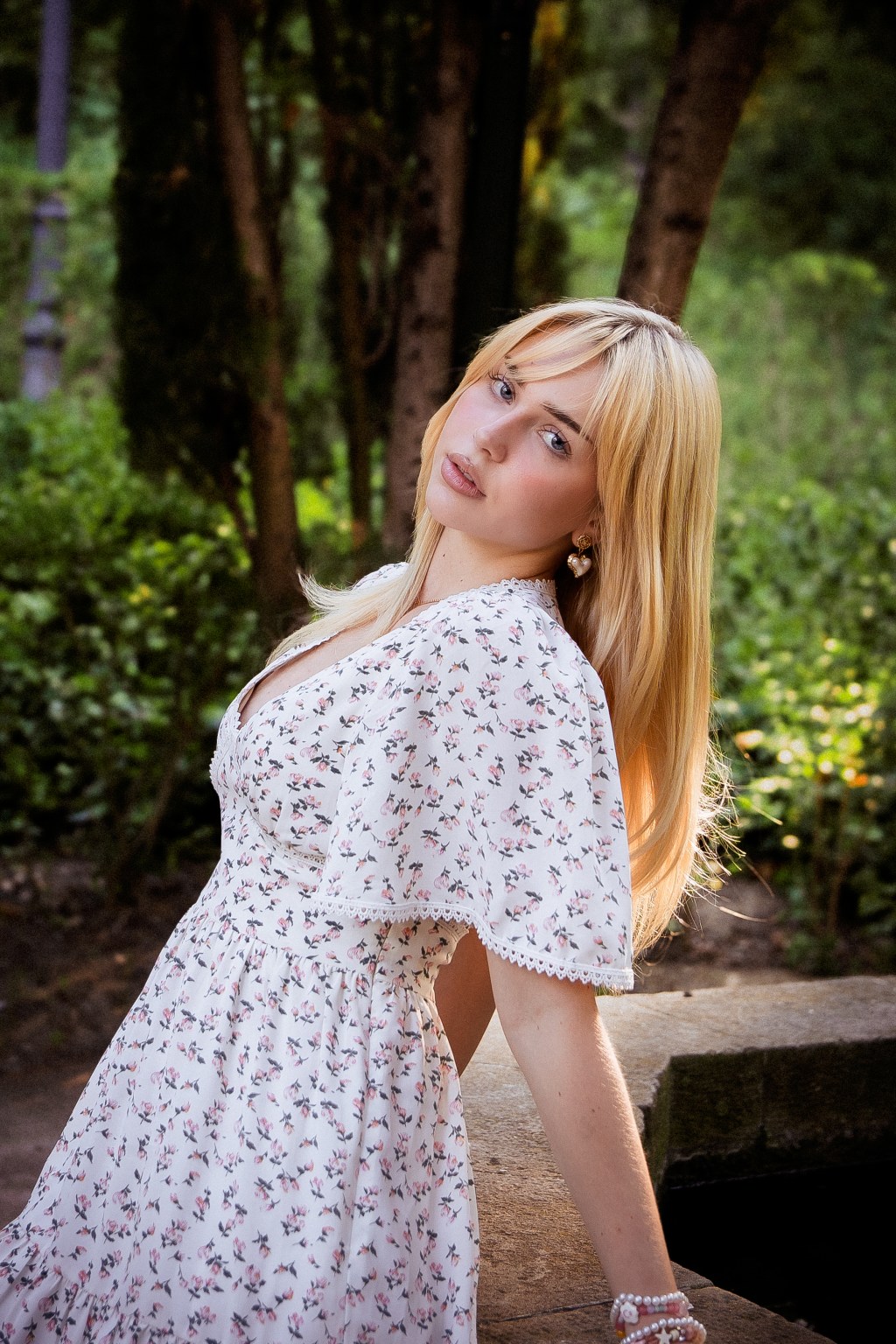 Balancing between Light and Stillness